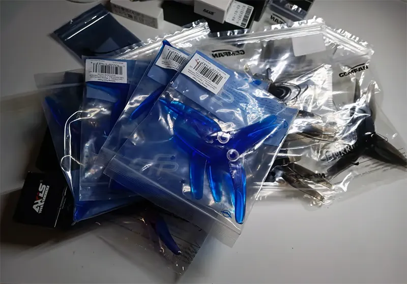 Пропеллеры: Gemfan россыпью на столе в заводской упаковке