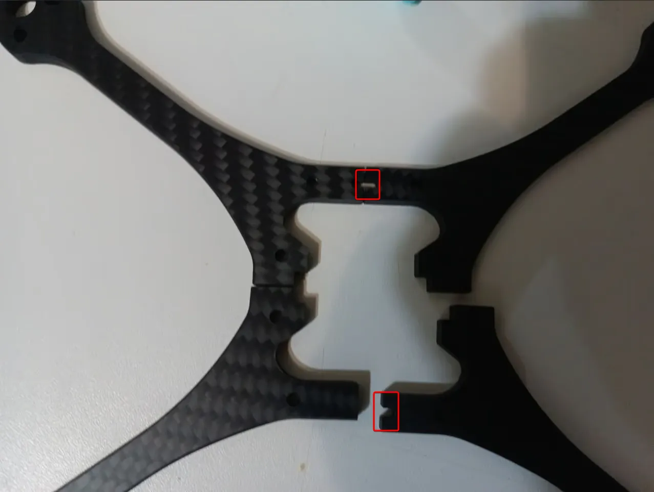 Раскладка лучей на столе и отмечены пазы которые нужно соединить