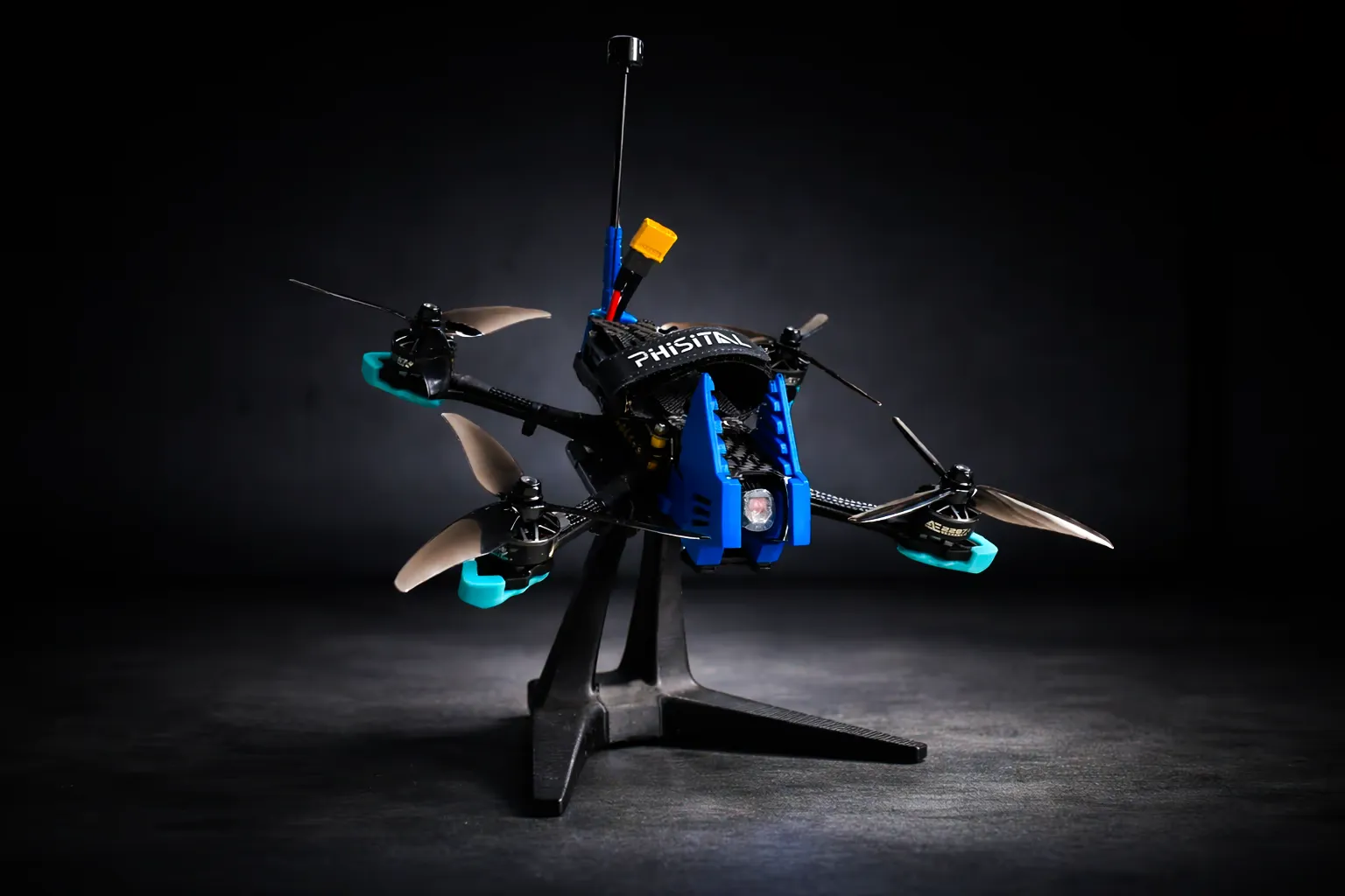 Дрон MARK5 в лучах драматичного студийного света. Крупный план на столе, подчеркивающий детали сборки и футуристичный дизайн