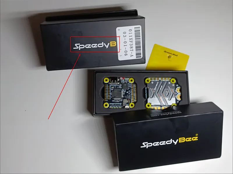 SpeedyB F405 V3 и SpeedyBee F7 V3 в раскрытой заводской упаковке на столе