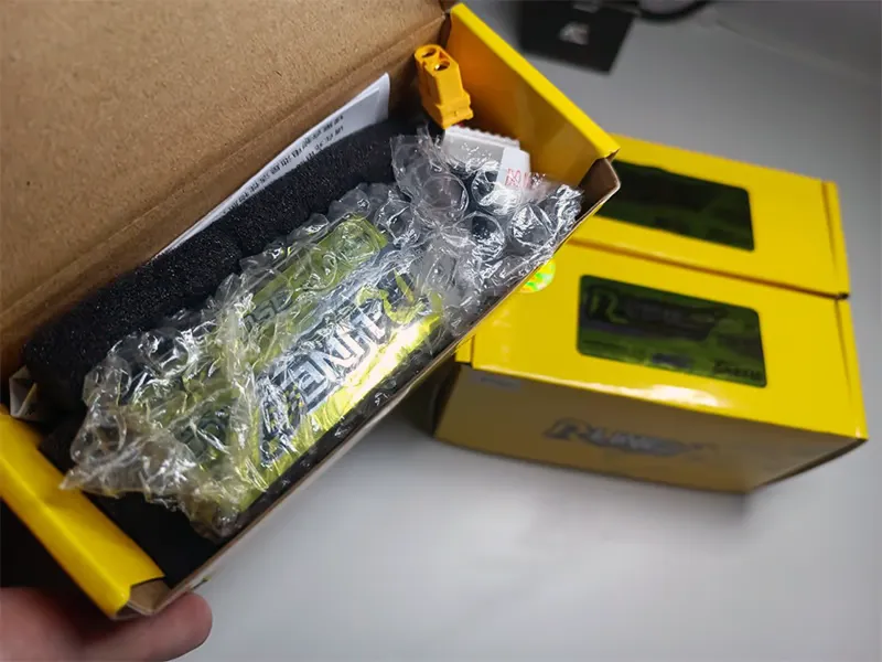 Аккумуляторы: Tattu R-Line v1.0 1300 мАч 6S на столе в заводской упаковке, одна коробка открыта для демонстрации